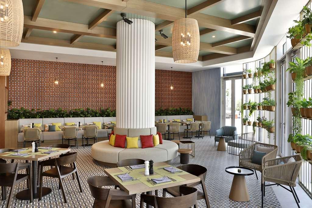 Embassy Suites By Hilton Dubai Business Bay レストラン 写真